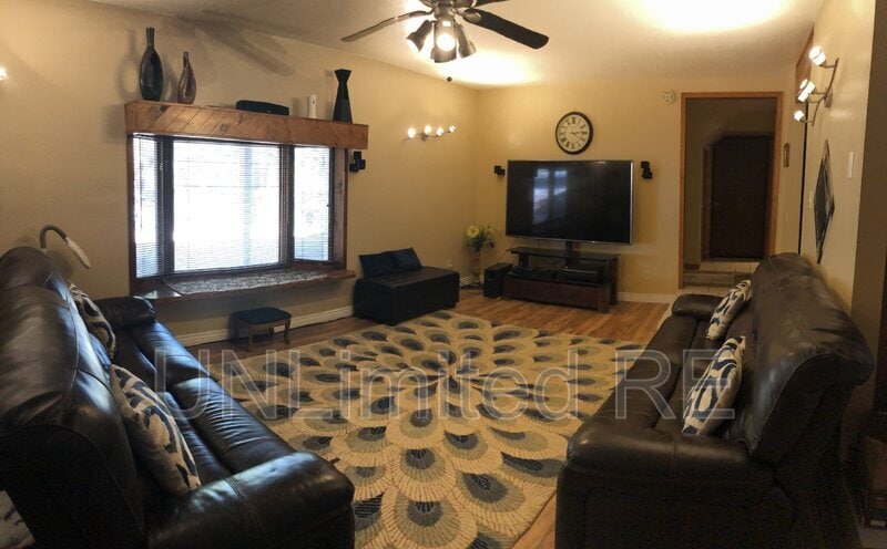 Primary Photo - 2589 N Oakmont Dr