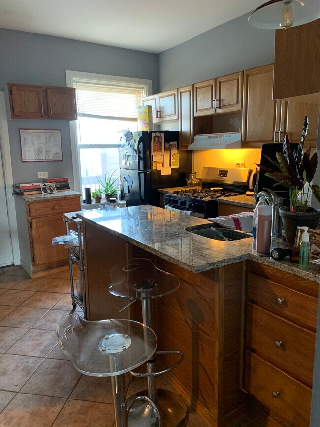 Building Photo - 3021 W Diversey Ave