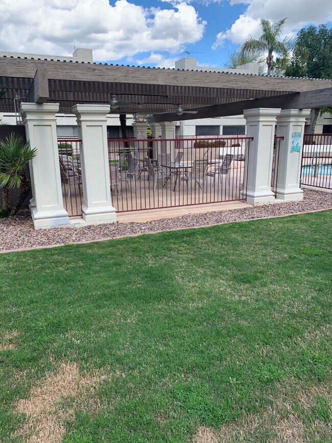 Foto del edificio - "Charming 2-Bed, 2-Bath Gem in Prime Phoenix Location with 900 Sq Ft of Comfort!"