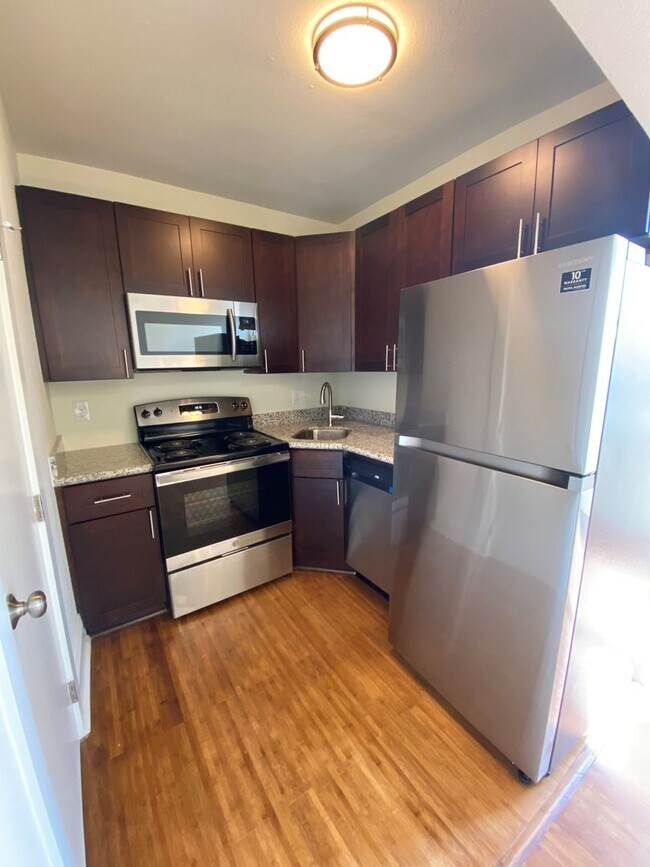 Foto del edificio - Newly Renovated Uptown Apt with Balcony in Historic Building