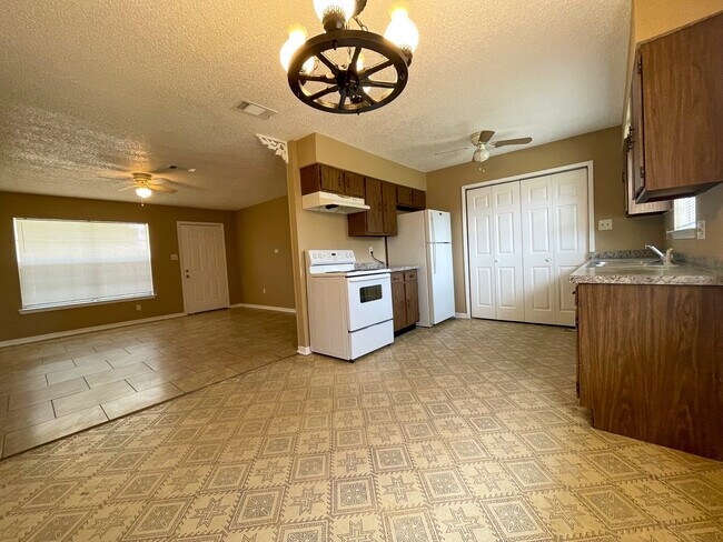 Building Photo - 8796 Houma Dr