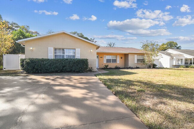 Foto del edificio - ***PRIVATE HEATED POOL*** Beautiful, Fully-Furnished 3-Bedroom Home Available April 1, 2026!   **...