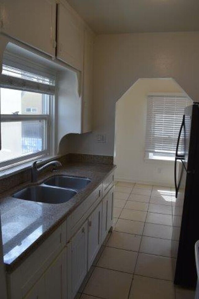 Building Photo - 1 Bedroom 1 Bath University Heights