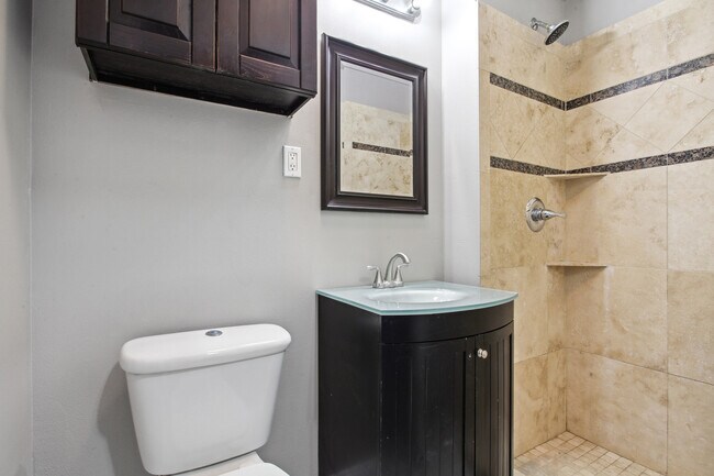 Unit A: Bathroom - 600 Walker St