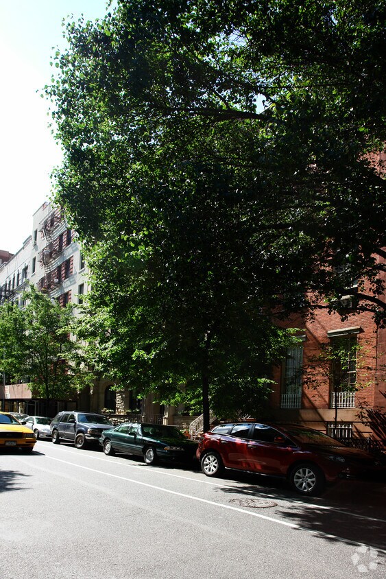 Building Photo - 226 W 21st St