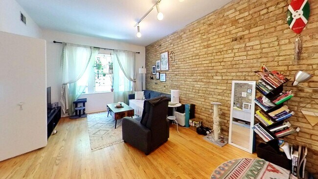 Foto del edificio - 1309 W Addison St