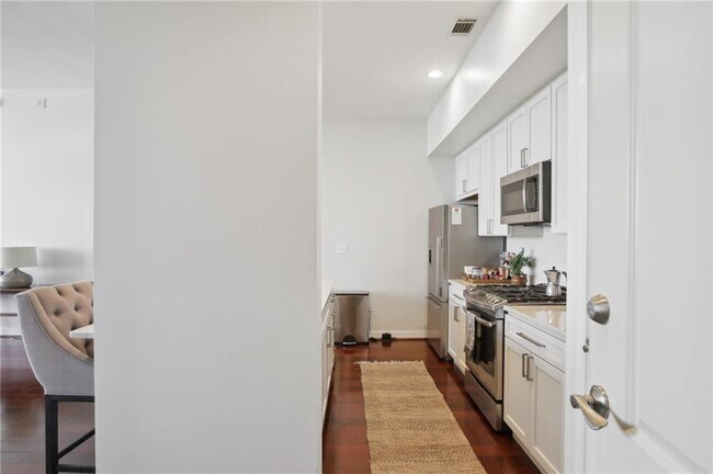 Building Photo - 565 Peachtree St NE