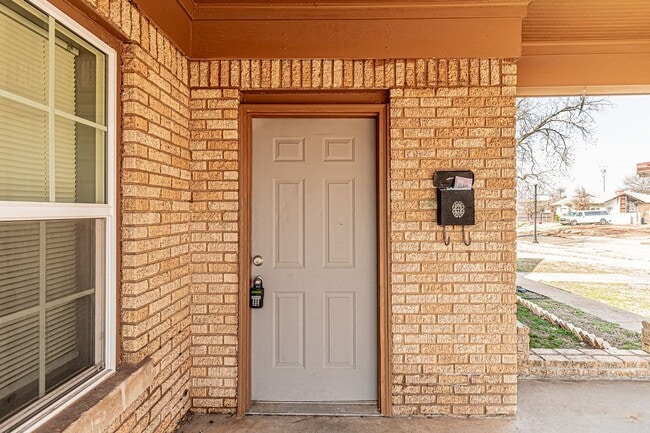 Building Photo - 2 Bed 1 Bath Duplex in NE OKC