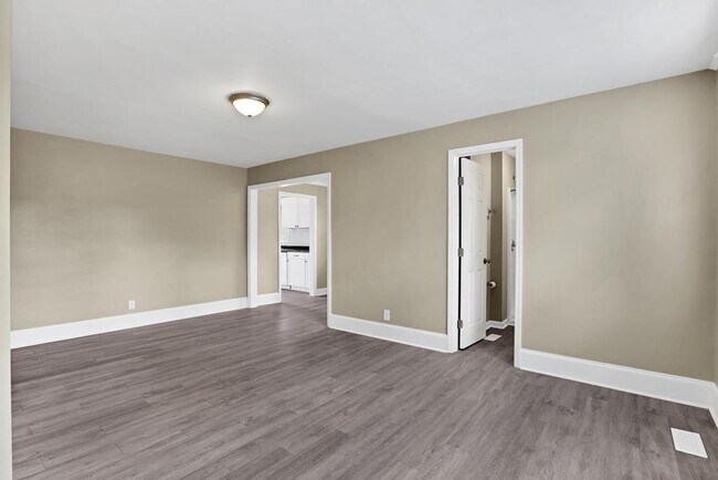 Building Photo - An adorable home! Pets Welcome!