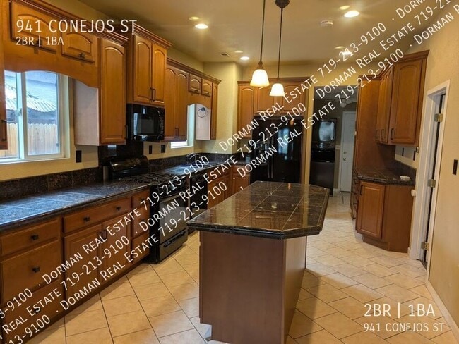 Building Photo - 941 Conejos St