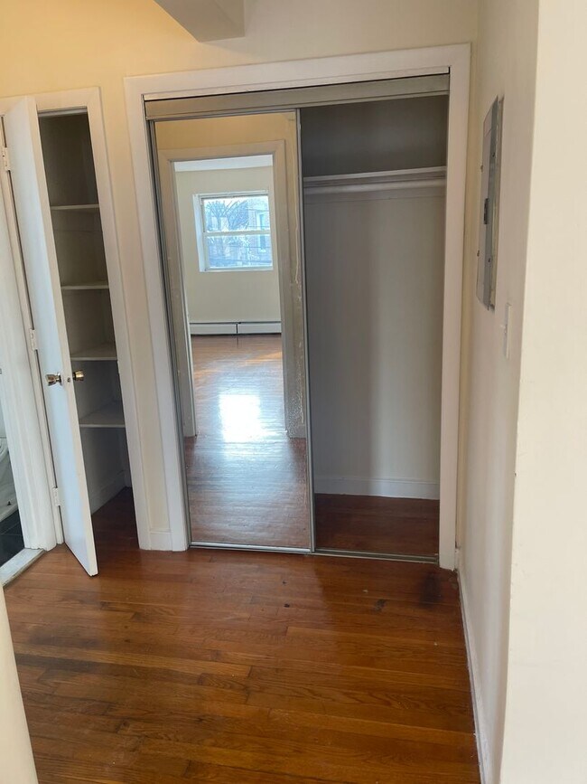 Foto del edificio - Clean , Modern and very spacious 1bed.  Dishwasher, Laundry, parking Ava, 1 Free month