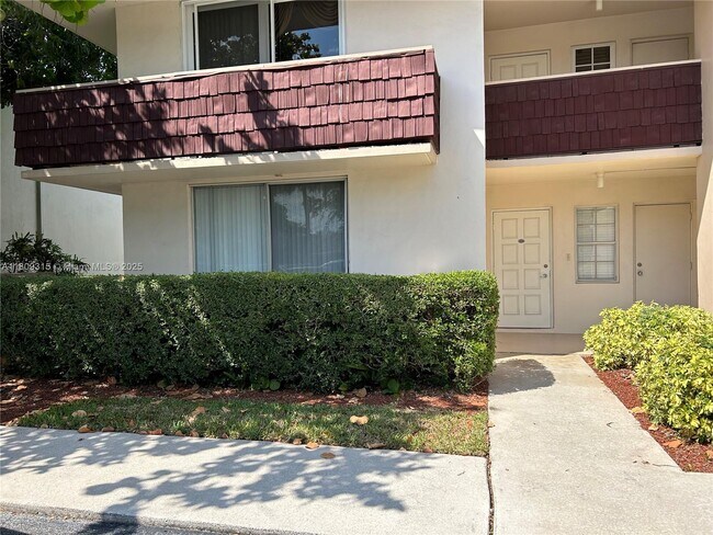 Building Photo - 2701 S Palm Aire Dr