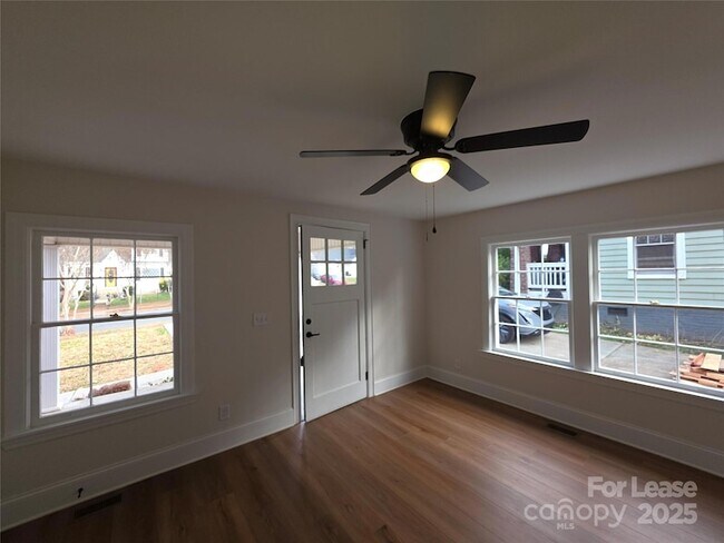 Foto del edificio - 1953 Woodcrest Ave