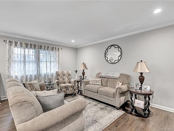 Foto del edificio - 35 Delwood Rd