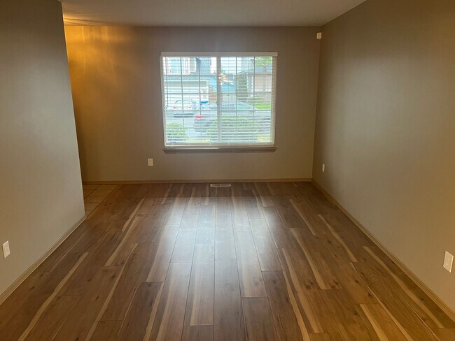 Building Photo - Spacious 4 Bedroom Spanaway Home