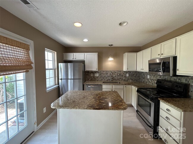 Building Photo - 10879 Holly Ridge Blvd