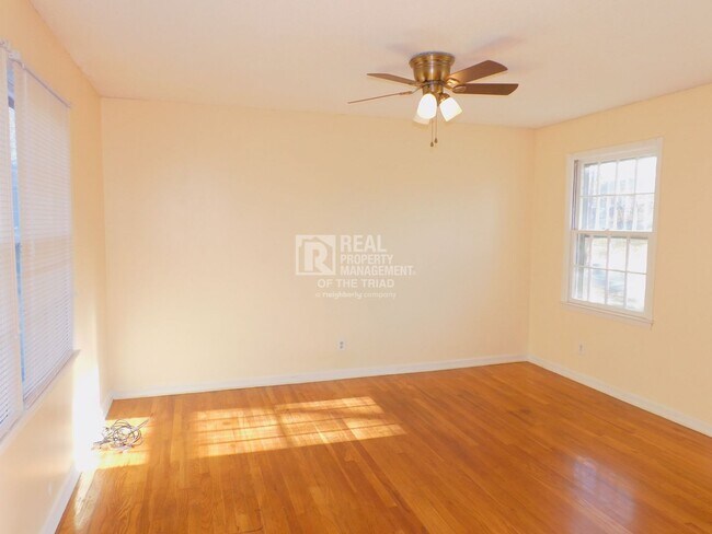 Building Photo - 4BR/2BA Home off Four Season Blvd w/ fence...