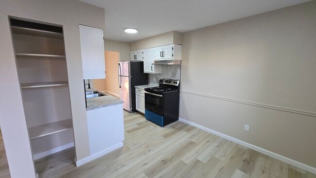 Building Photo - 14 Elm St