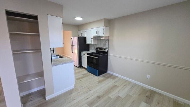 Building Photo - 14 Elm St