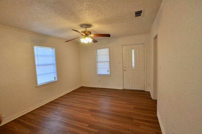 Foto del edificio - FOR LEASE! 1 BR - 1 BA Frame Home in Weatherford with Large Fenced Backyard