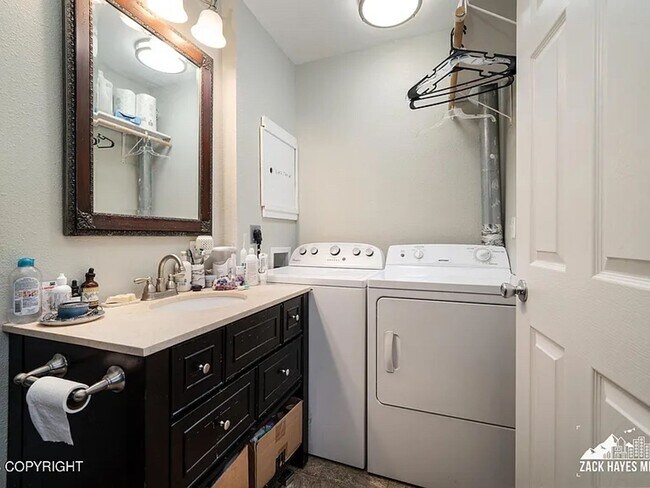Foto del edificio - Charming 2-Bedroom Condo for Rent in East ...