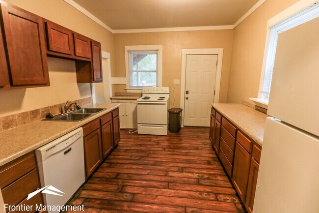 Building Photo - Awesome 6 bedroom home in a great location!