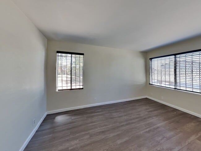 Building Photo - 2/1 Oakland Condo Near Zoo!