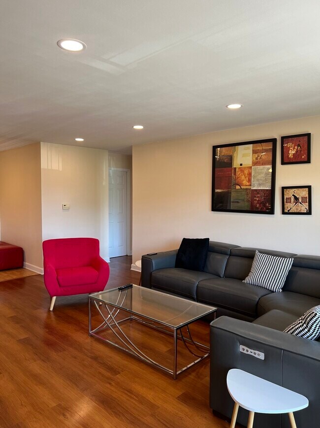 Foto del edificio - 828 Oakton St