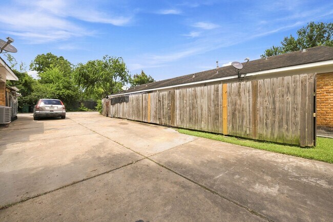 Foto del edificio - 5806 Clarewood Dr