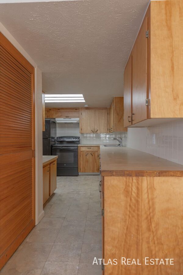 Foto del edificio - Beautiful 4 bed / 2 bath Lower Level Duple...