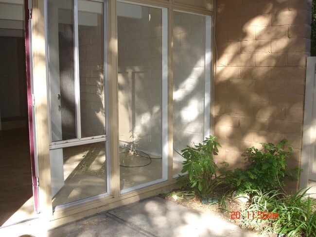 Building Photo - 451 Dela Vina Ave