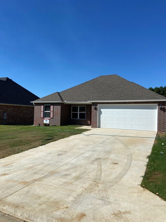 Building Photo - Three Bedroom | Two Bath Home in Fairview ...