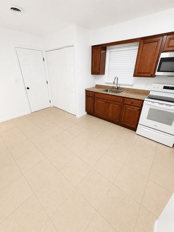 Building Photo - 1712-1712 NE 71ST PLACE