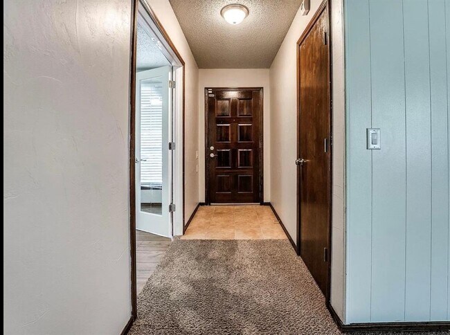 Foto del edificio - 721 Claremont Dr