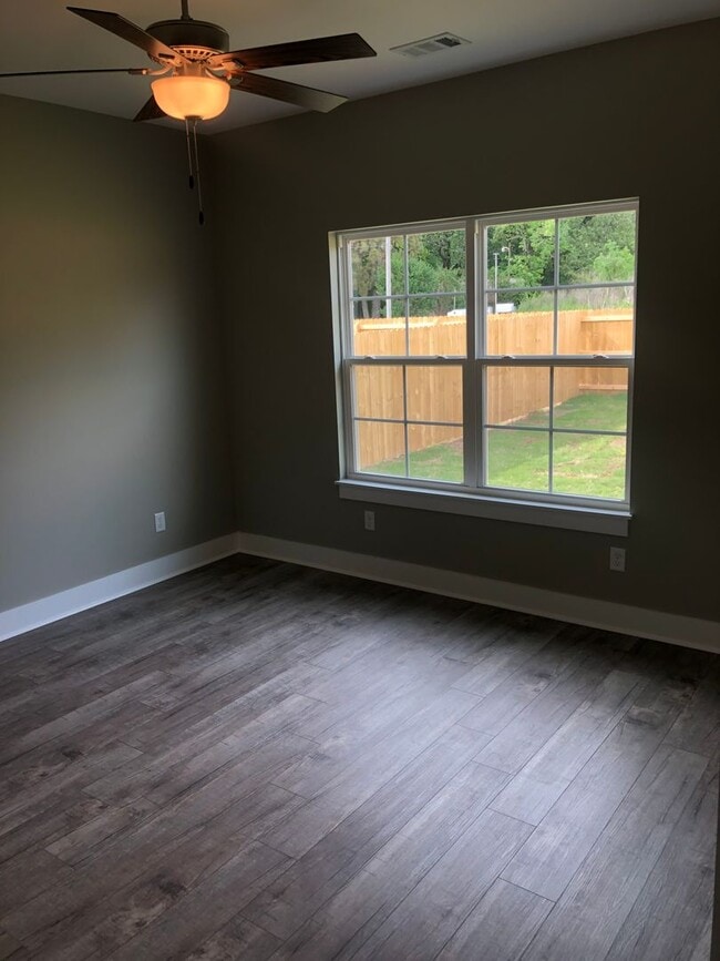 Building Photo - PRE-LEASE 3 Bedroom, 2 Bath Home in Valley...