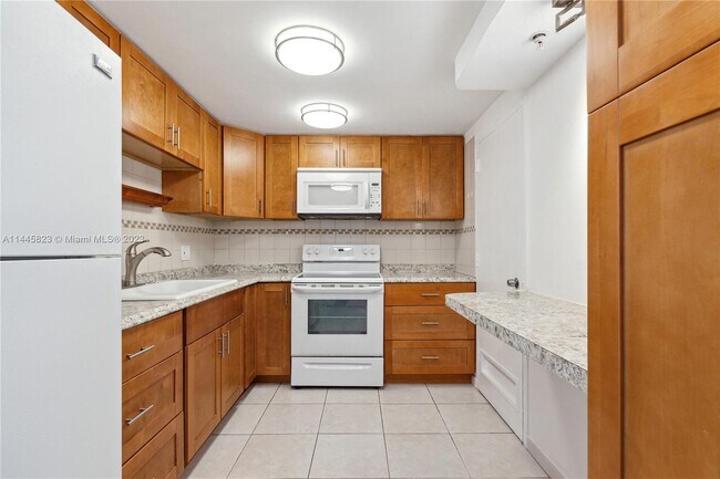 Building Photo - 400 Kings Point Dr