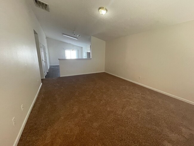 Foto del edificio - 3 bedroom home available in Oak Pointe sub...