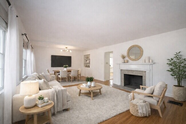 Foto del edificio - "Charming 2-Bedroom Duplex with Cozy Fireplace on Washington Blvd – Your Ideal Indianapolis Retre...