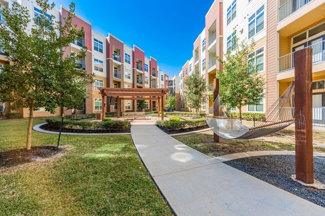 Building Photo - ASPIRE AT 610