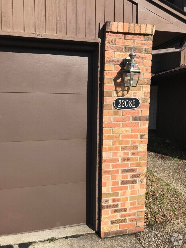 Building Photo - 2208 Bushnell Dr