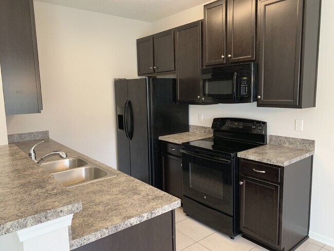 Foto del edificio - Moultrie Village Townhome with two ensuite bedrooms!