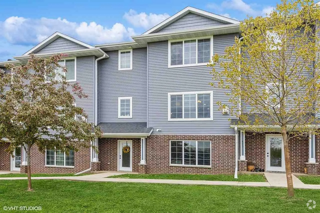 Building Photo - 867 Silver Ln