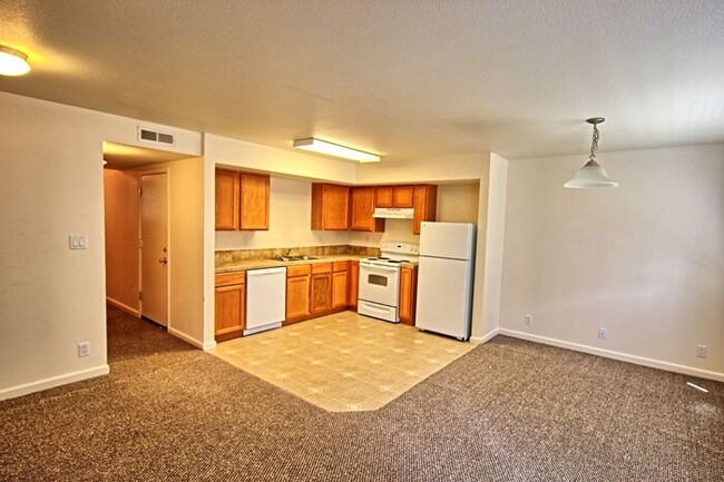 Building Photo - Townhome