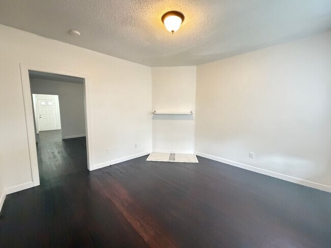 Building Photo - Charming One Bed & One Bath Duplex Unit!
