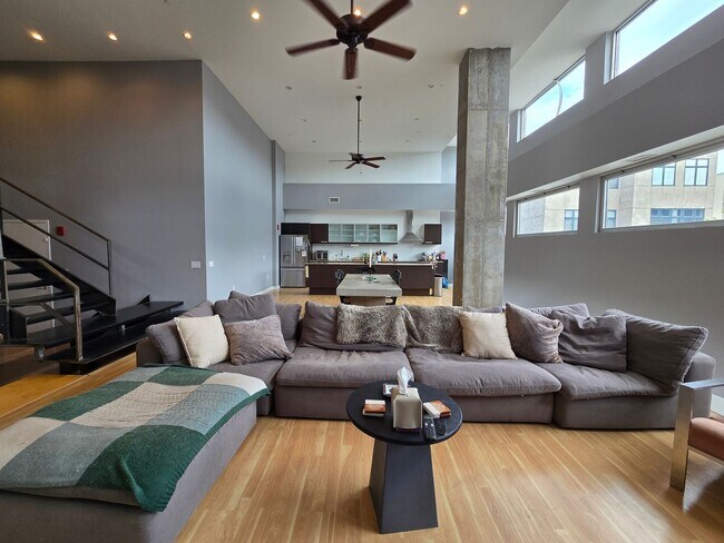 Building Photo - HUGE Stunning Bright 3 bed 2.5 bath loft i...