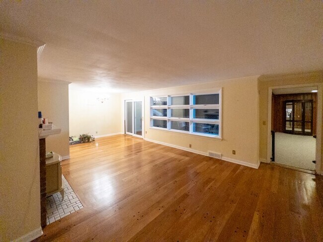 Building Photo - 9 E Jefferson Cir