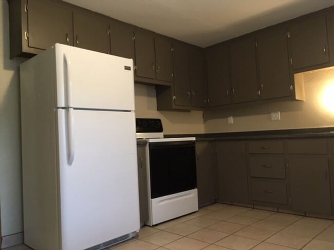 Building Photo - 2 Bdrm Lakewood Duplex