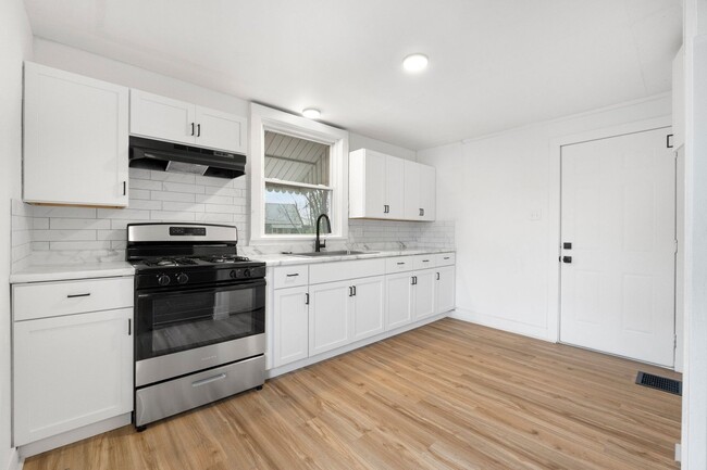 Building Photo - New Listing! 2 bed 1 bath