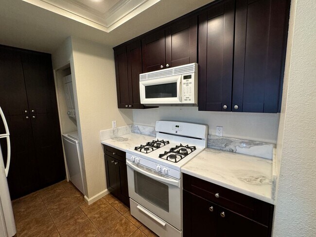 Building Photo - Beautiful 3 bedroom condo with views!