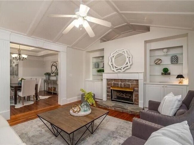 Foto del edificio - 3 Bedroom Bungalow in Brookhaven!